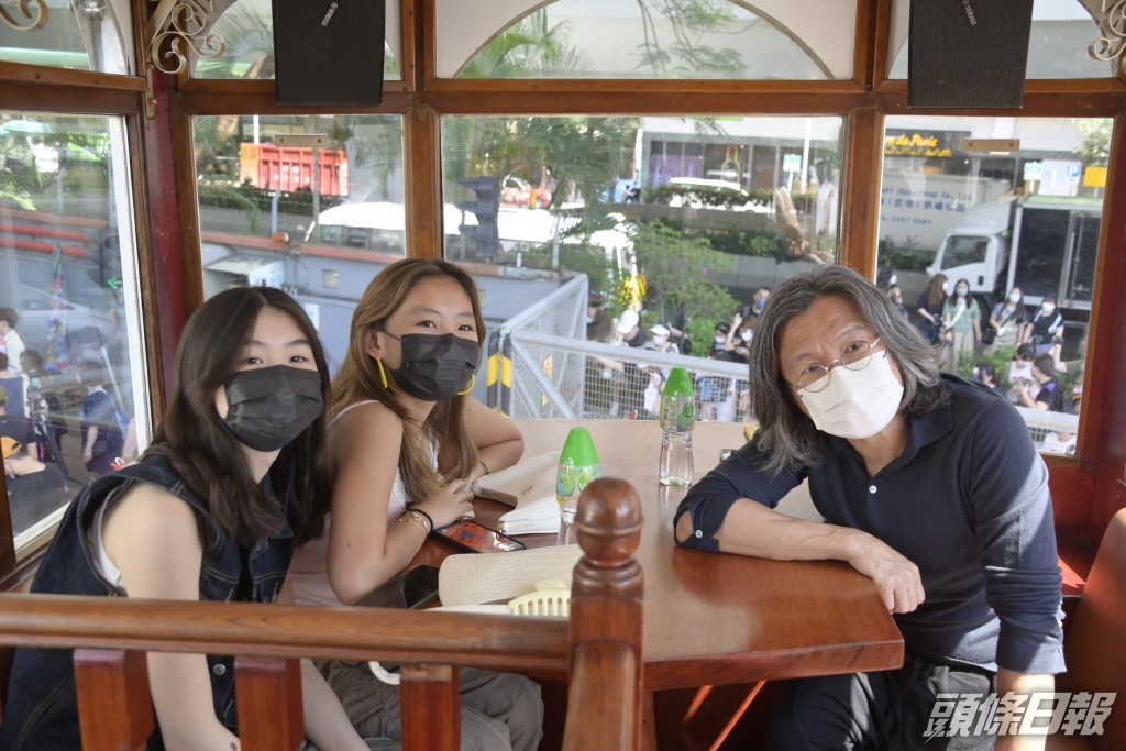 陳是知（中）出席電影《闔家辣》電車巡遊啟動禮，支持母親。